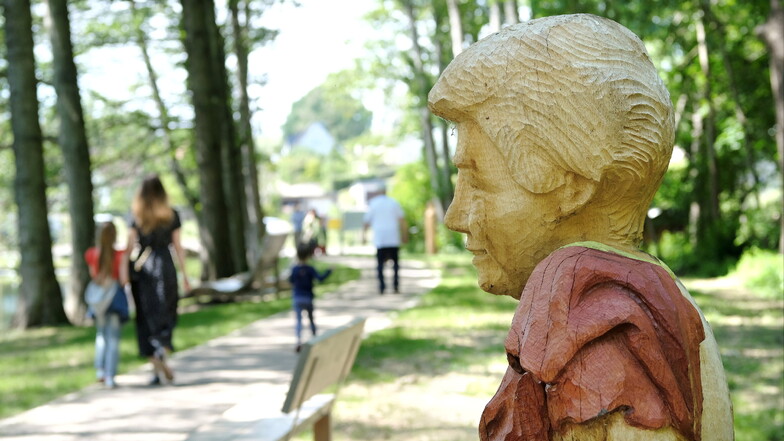 Lebensgroße Holzskulpturen von bekannten Einwohnern wie hier von Anna Zschäbitz schmücken als Kunstprojekt den Park der Generationen.
