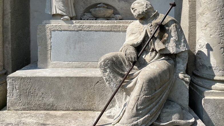 Lange blieb diese Pilger-Figur auf dem Hirschfelder Friedhof unbeachtet. Heute ist sie eine kleine neue Sehenswürdigkeit in Hirschfelde.