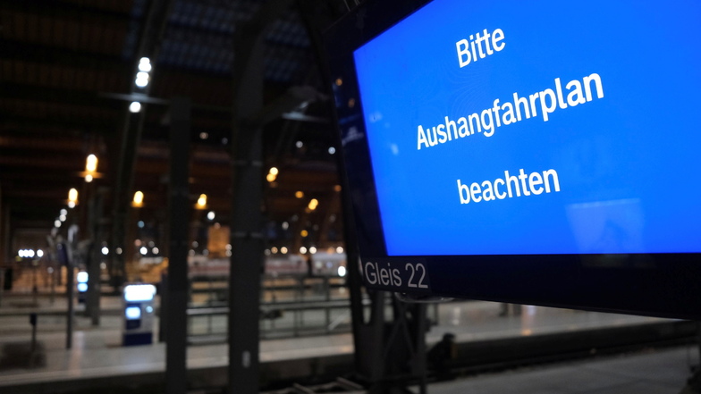 Bitte Aushangfahrplan beachten· steht auf einer Anzeigetafel im Hauptbahnhof Leipzig. Der geplante 50-Stunden-Warnstreik bei der Deutschen Bahn war Samstag abgesagt worden. Dennoch ist am Montag mit Unregelmäßigkeiten im Bahnverkehr zu rechnen.