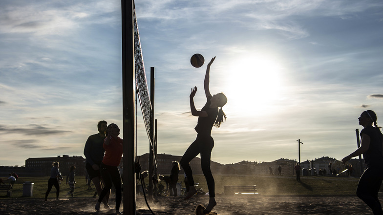 Ende April in Stockholm: Die Menschen spielen Beach-Volleyball im Park, während der Rest Europas aufgerufen ist, zu Hause zu bleiben.