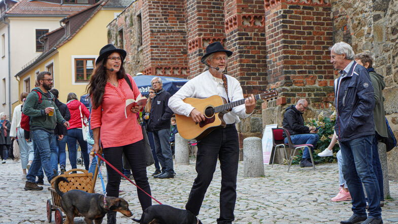 Das Duo Leichtfuß und Liederliesel aus Soritz zog musizierend durch die Straßen der Altstadt. Sie bildeten eine der musikalischen Inseln dieses Altstadtfestivals.