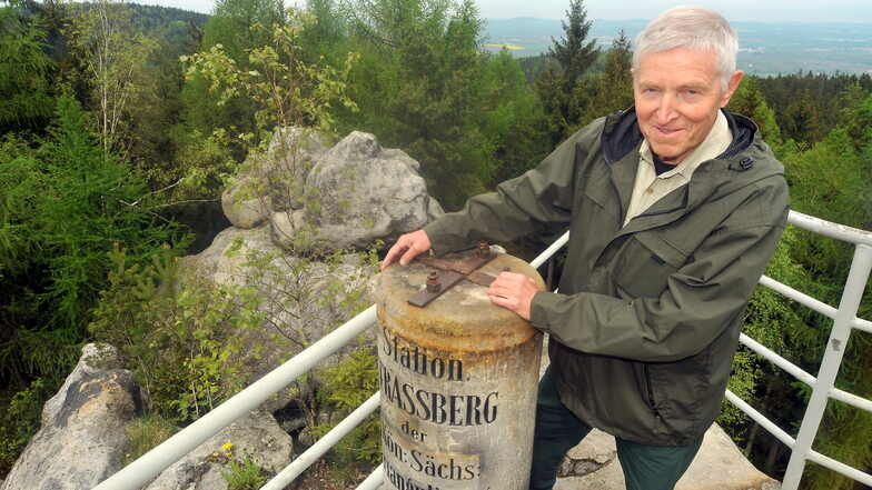 Der Oybiner Christian Kürzel hatte sich vor ein paar Jahren dafür eingesetzt, dass die Vermessungssäule auf der Fuchskanzel im Zittauer Gebirge restauriert wurde.