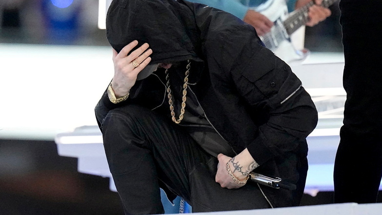 Eminem kniet während der Halbzeit-Show.
