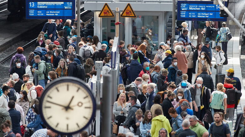 Viele Reisende stehen auf dem Bahnsteig am Hamburger Hauptbahnhof. Reger Pfingst-Reiseverkehr hat für volle Züge gesorgt. Wie geht es nach dem 9-Euro-Ticket weiter?