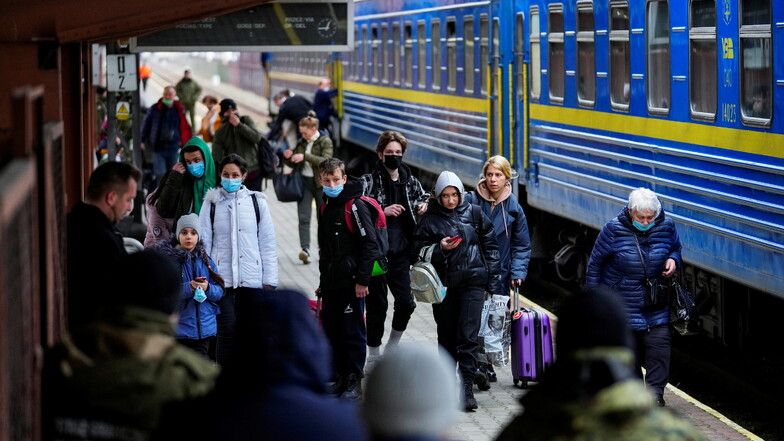 Menschen aus der benachbarten Ukraine kommen am Bahnhof von Przemysl in Polen an.