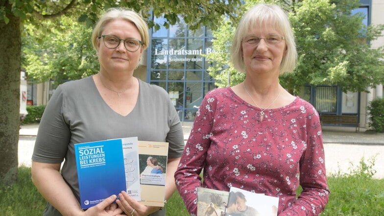 Ines Grabow (r.) aus Hoyerswerda nimmt seit ihrer Krebsdiagnose die Hilfe von Anke Kaufmann in Anspruch. Sie ist eine von drei Mitarbeiterinnen der Tumorberatung des Landkreises Bautzen.