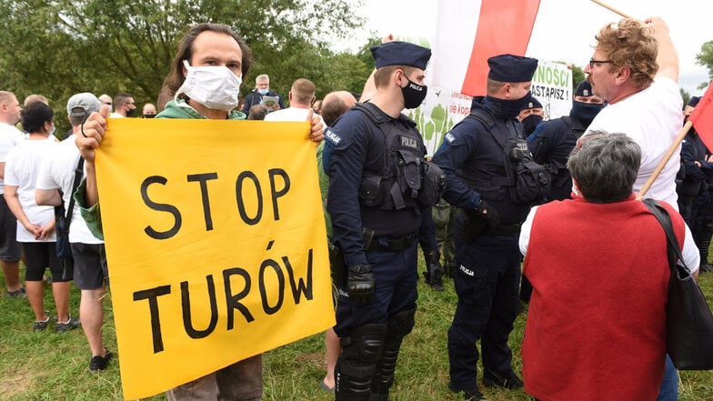 Beim Protest auf der polnischen Seite muss die Polizei eingreifen.