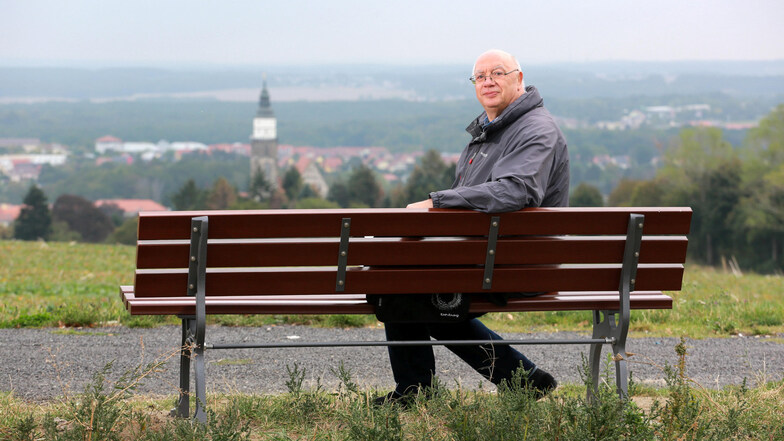 Norbert Christian Schnabel (65) sitzt mehrfach in der Woche auf der neuen Bank am Markweg nach Lückersdorf. Er hofft sehr, dass recht viele Besucher des Hutberges sich noch viele Jahre an dieser herrlichen Aussicht erfreuen können.