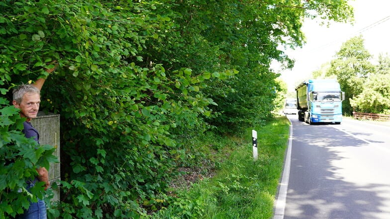 Ullrich Meyer im Gebüsch am Rande der B6 in Wildberg. Regelmäßig fahren Autos auf diesem Abschnitt der Bundesstraße zu schnell, besonders seitdem es einen Blitzer nicht mehr gibt, findet der Anwohner.