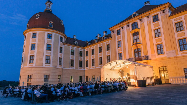 Die meisten Konzerte sollen wieder auf der Nordterrasse von Schloss Moritzburg stattfinden. Da passen mehr Zuhörer hin, als in den Sälen vom Schloss. Manch Vogel stimmt in die Konzerte ein.