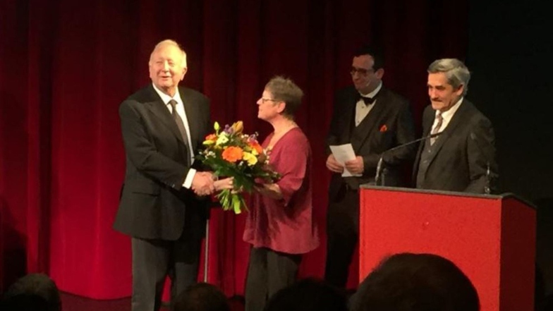 Blumen für den Preisträger: Willy Wimmer (l.) erhielt am Mittwoch den „Bautzener Friedenspreis“.