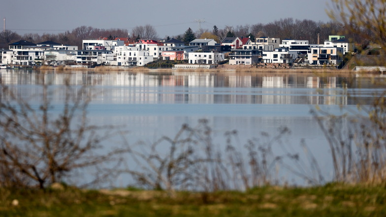 Neugebaute Häuser stehen am Ufer des Markkleeberger Sees. Ein kompletter Zusammenbruch der Spundwand hätte weitreichende Überschwemmungen zur Folge - in den nördlichen Stadtgebieten von Markkleeberg bis hin nach Leipzig.