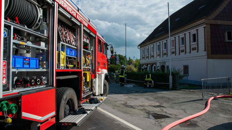 Feuerwehr, Polizei und Rettungsdienst waren bei einem Hausbrand in Eibau im Einsatz.