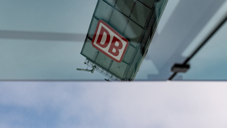Das Logo der Deutschen Bahn (DB) spiegelt sich am Hauptbahnhof in Berlin in einer Glasfassade. Die Lokführergewerkschaft GDL streikt seit Donnerstag, 2 Uhr im Personenverkehr.