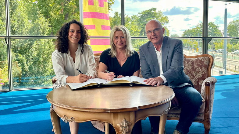 Artemis Willms, Carola Gotthardt und Manuel Schöbel (v.l.) bei der Vertragsunterzeichnung in den Landesbühnen Sachsen in Radebeul.