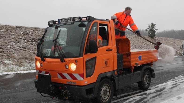 Wegen extremer Straßenglätte hat es am Dienstagmorgen auf der Staatsstraße 148 bei Neugersdorf (Stadt Ebersbach-Neugersdorf, Landkreis Görlitz) einen Lkw-Massenunfall gegeben. Gegen 04.00 Uhr krachten in einer leichten Kurve auf der spiegelglatten Straße neun Lastzüge ineinander, vier Lkw landeten im Graben. Zum Glück wurden keine Menschen verletzt. Die Staatsstraße ist mindestens bis Mittag voll gesperrt.  Foto: Christian Essler /  / Christian Essler