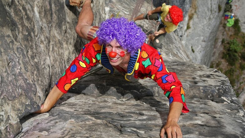 Zwei Clowns haben’s drauf: Silas Flöter (vorn) und André Lüdtke durchsteigen am Höllenhund eine der höchsten Wände des Elbsandsteingebirges.