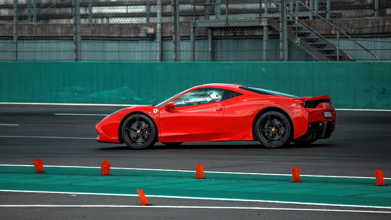Beliebt freilich auch der knallrote Ferrari, den die Besucher der Lausitzer Rennstrecke gern aus nächster Nähe in Augenschein nahmen.