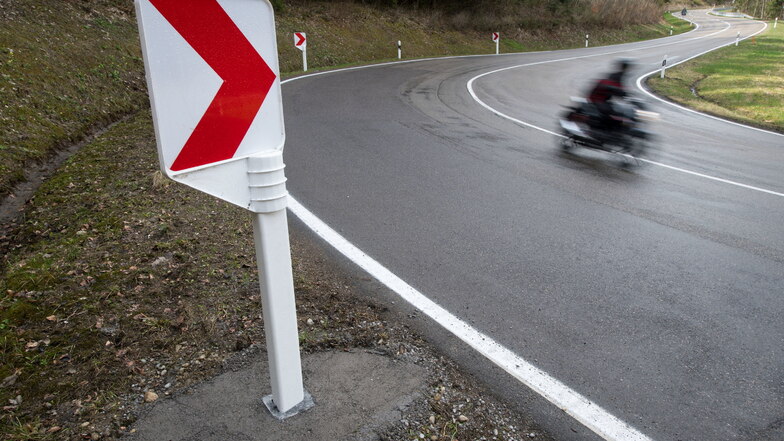 Zwischen Seligstadt und Arnsdorf ist ein Motorradfahrer von der Fahrbahn abgekommen
