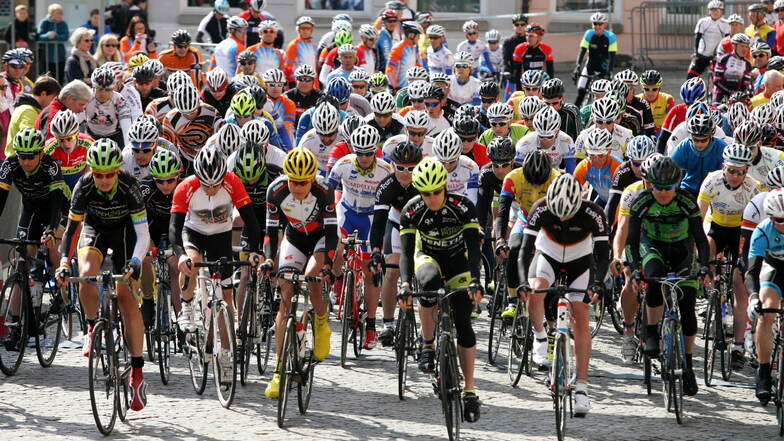 Der Lausitzer Blütenlauf zieht jährlich auch viele Radsportler nach Kamenz.