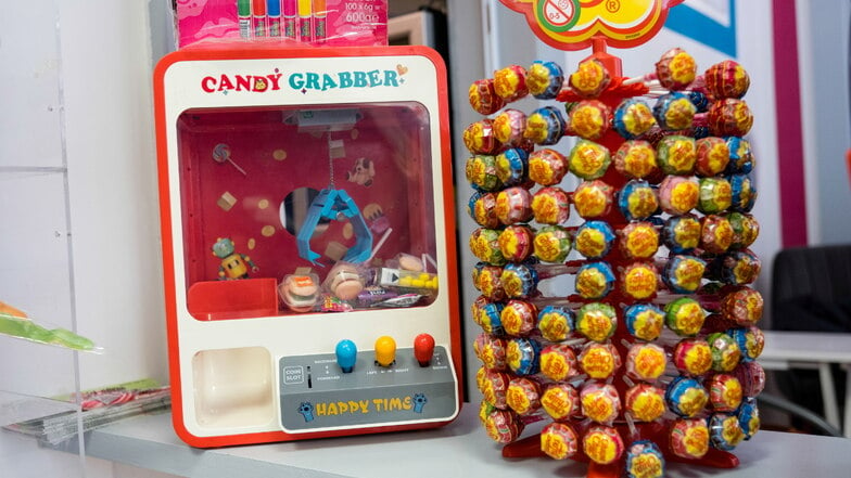 Im Geschäft erinnert manches an Kindergeburtstag oder an einen Rummel, wie dieser kleine "Glücksspielautomat" für Süßigkeiten.