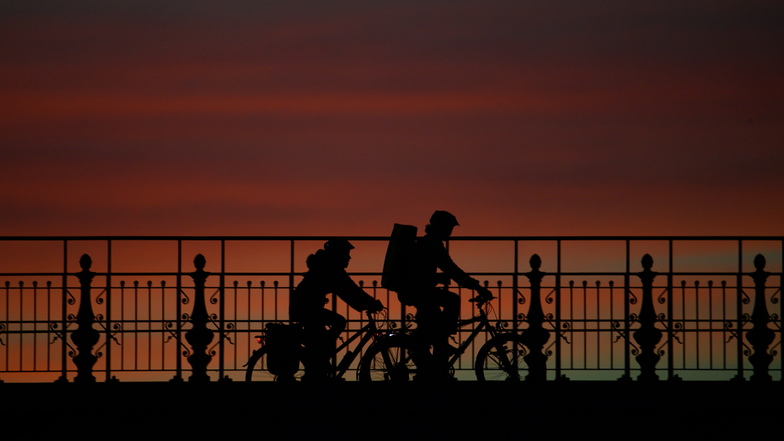 Fahrradfahrer auf der Dresdner Albertbrücke: Das Rad ist in der Corona-Krise als Verkehrsmittel noch beliebter geworden.