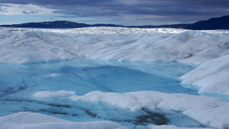 Der Gletscher Nioghalvfjerdsbræ in Grönland ist gigantisch. Im Sommer sammelt sich Schmelzwasser an seiner Oberfläche.