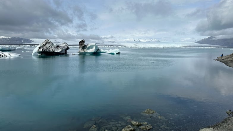 Die Gletscherlagune Jökulsarlon mit ihren  schwimmenden Eisbergen ist eine der größten Touristenattraktionen Islands