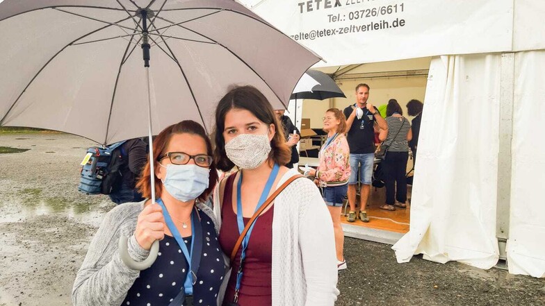 Trotz Regen gut gelaunt: Zahnarzthelferin Katharina und Erzieherin Juliana aus Brandenburg freuen sich auf ihr Idol Tim Bendzko. "Die Künstler müssen auch Geld verdienen."