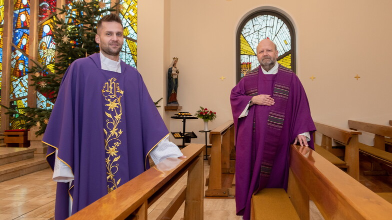 Kaplan Kamil Czapla (links) und Pfarrer Klaus-Michael Tschöpe in der Großenhainer katholischen Gemeinde St. Katharina.