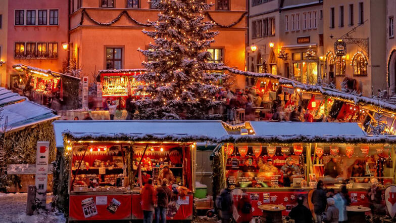 Auf dem Reiterlesmarkt in Rothenburg ob der Tauber kommt Weihnachtsstimmung auf.
