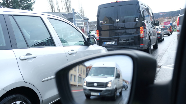 Auch ein Problem: Häufig kommt es auf der Großenhainer Straße zu Staus. Stehende Fahrzeuge behindern die Sicht der Fußgänger beim Überqueren, heißt es in der Petition.