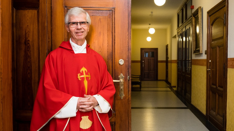 Der katholische Priester Alfred Hoffmann ist leidenschaftlicher Jakobspilger. Am kommenden Sonntag trägt er sein rotes Gewand mit Pilgerkreuz und Jakobsmuschel.