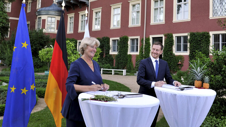 Die Kulturstaatsministerin des Bundes, Monika Grütters, und Sachsens Ministerpräsident Michael Kretschmer unterzeichneten gut gelaunt im Schlossgarten Bad Muskau das Finanzierungsabkommen bis 2024.