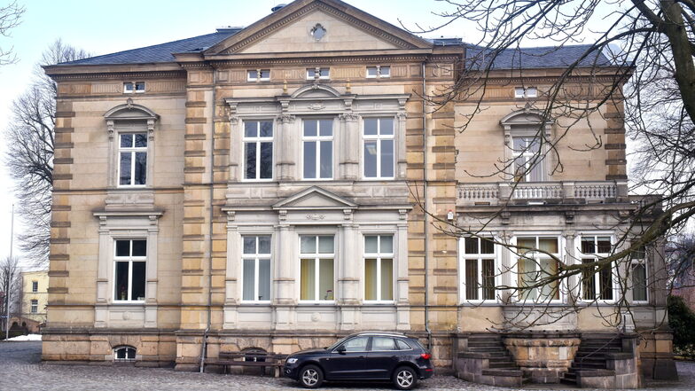 Das Rathaus in Ebersbach ist der Sitz des Bürgermeisters - auch desjenigen, der nun neu gewählt wird. Derzeit wird hier das Dach saniert.