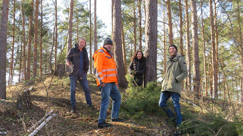 Die Initiatoren und einige Unterstützer des Projektes: KuFa-Geschäftsführer Uwe Proksch (v. l.), Dr. Alexander Harter, Geschäftsführer der Lausitzer Seenland gGmbH, Hauptinitiatorin Dr. Jana Malin und KuFa-Mitarbeiter Toni Züchner.