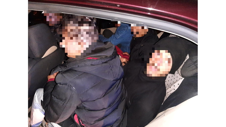 Sechs Männer und ein neunjähriger Junge in einem Skoda: Dieses Bild bot sich den Bundespolizisten in der Nacht zum Dienstag bei Löbau. Ein 40-jähriger Ukrainer hatte sechs
Migranten aus Syrien eingeschleust. Er sitzt jetzt in U-Haft.