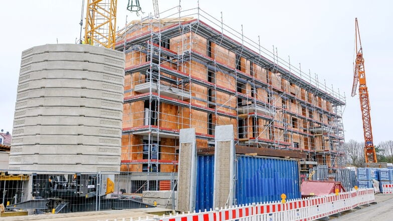 Ein sich im Bau befindliches Wohnhaus in Radebeul. Das Foto entstand 2022; das Gebäude an der Edenkobener Straße ist inzwischen fertiggestellt.