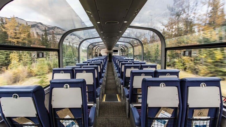 Der rundum verglaste Aussichtswagen ist DAS Highlight des legendären Zugs. Erleben Sie die atemberaubende Landschaft Kanadas mit Ihrem Reisebüro Maertens!