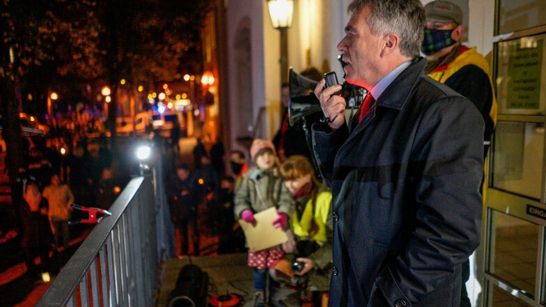 Bautzens Landrat Michael Harig sprach am Donnerstagabend zu den Menschen, die gegen die Corona-Schutzmaßnahmen protestierten.