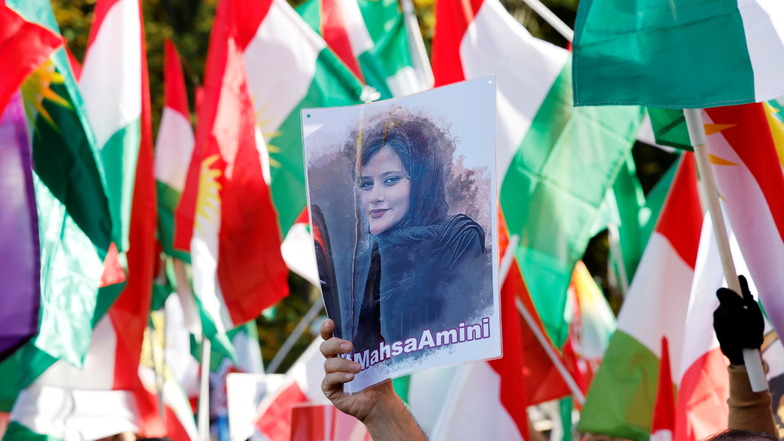 Demonstranten in Berlin protestieren gegen den iranischen Mullah-Staat. Auf dem Bild ist die getötete Mahsa Amini zu sehen.