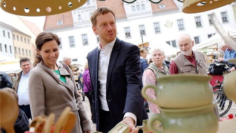 Guck mal da: Sachsens Ministerpräsident Michael Kretschmer (CDU) erschien mit Lebensgefährtin Annett Hofmann am Sonnabend plötzlich auf dem Meißner Töpfermarkt auf und zeigte reges Interesse.