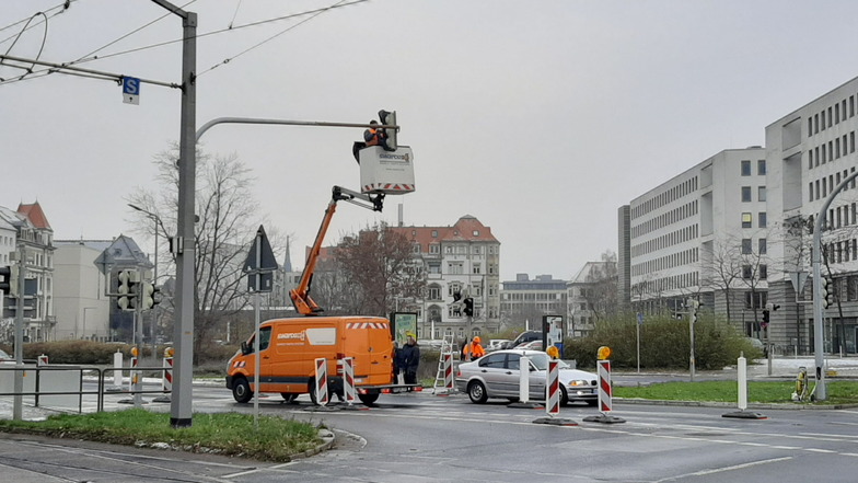 Nach dem Umbau der Alberstraße bis zum Carolaplatz für den Radverkehr muss jetzt die Kurve im Vordergrund für Arbeiten der DVB eingeengt werden.