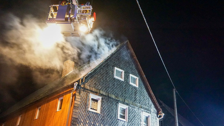 In Neukirch/Lausitz rückte die Feuerwehr am Sonnabend gegen 21.15 Uhr zu einem Dachstuhlbrand aus und konnte Schlimmeres verhüten.