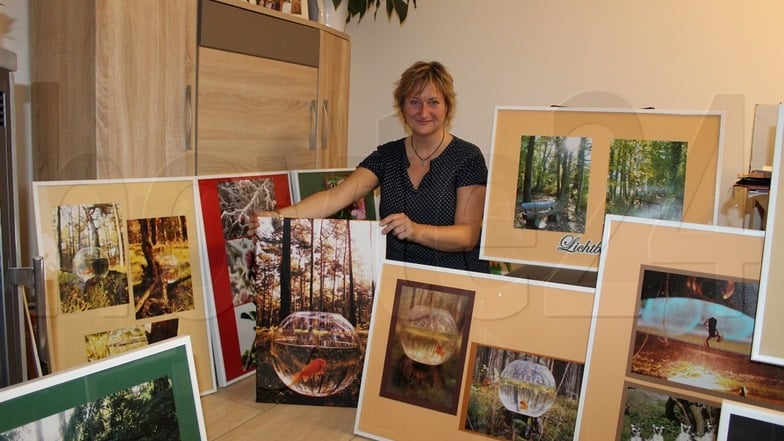 Ricarda Müller zwischen den Bildern, die ab Sonntag im Karoline-Rietschel-Haus gezeigt werden.