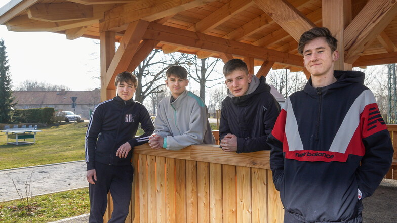 "Es gibt keinen Platz für die Jugend", finden Leonard Stier, Arthur und Hannes Lieschke sowie Hans Golchert (v.l.) aus Spreewiese. Deswegen wollen sie jetzt selbst einen Jugendclub aufbauen.