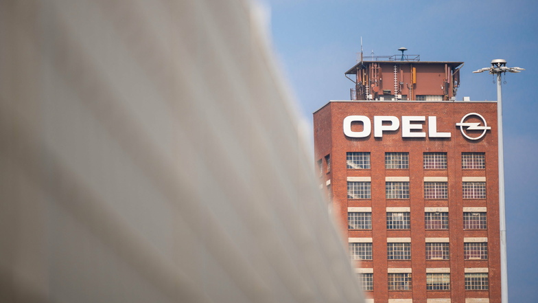 Der historische Opelturm in Rüsselsheim steht hinter einem Zaun auf dem Werksgelände von Opel.
