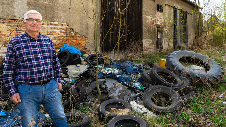 Die illegalen Müllhalden im Rittergut in Halbendorf wachsen ständig. Werner Thomas ist hier aufgewachsen. Der Zustand des Anwesens ärgert ihn.
