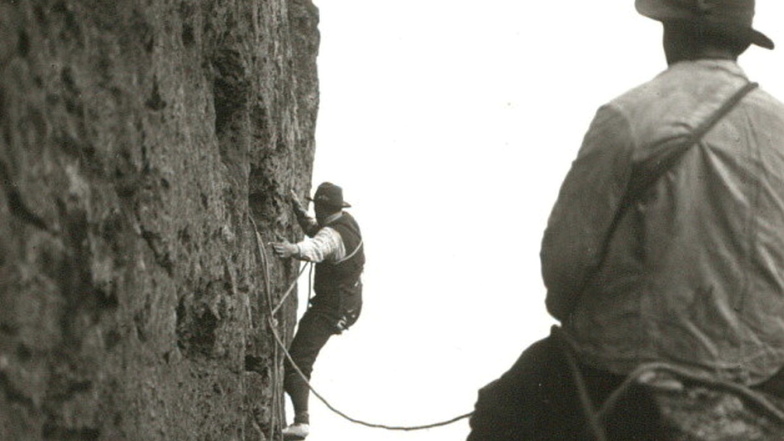 Erstbegehung des Südrisses am Falkenstein durch den Amerikaner Oliver Perry-Smith 1913.