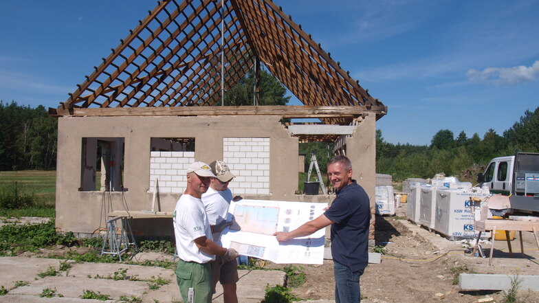 André Wichor (rechts), Bauleiter der Firma Nyla Baugesellschaft mbH aus Niesky, bei einer Beratung mit dem Vorarbeiter Toni Gierbig (ganz links) und Facharbeiter Nico Vogel.